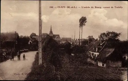 Ak Clefs Maine et Loire, L'entree du Bourg, venant de Turbilly