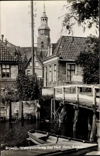 Ak Blokzijl Overijssel Niederlande, Waterpoortbrug met Ned. Herv. Kerkloren