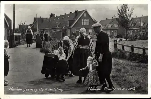 Ak Marken Nordholland, Family on a walk, Niederländische Tracht