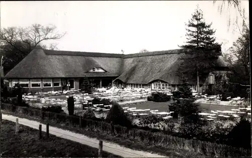 Foto Ak Emden in Ostfriesland, Gasthof mit Terrasse, Reetdachhaus