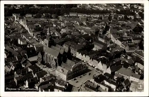 Ak Güstrow im Kreis Rostock, Fliegeraufnahme, Stadtpanorama, Turm, Klinke & Co. 15034