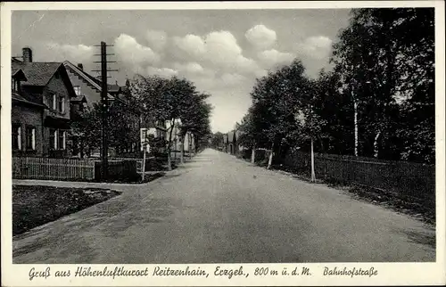 Ak Reitzenhain Marienberg im Erzgebirge, Blick in die Bahnhofstraße, Wohnhäuser, Gärten