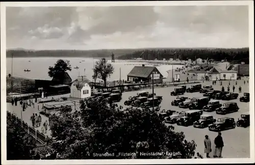 Ak Neustädtel Schneeberg im Erzgebirge, Strandbad Filzteich, parkende Automobile