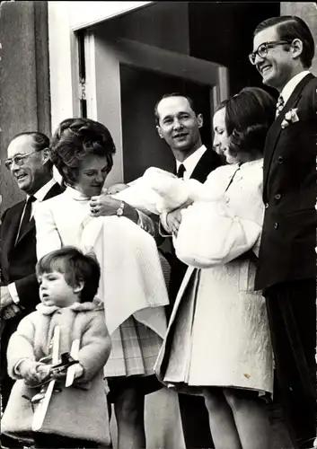 Ak Prinzessin Margriet und ihr Gemahl Pieter, Familienbild vor der Kirche