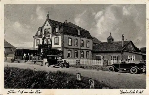 Ak Allendorf an der Eder, Straßenpartie mit Blick auf das Bahnhofshotel, O. Schäfer, Automobile