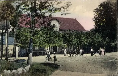 Ak Moritzburg in Sachsen, Erholungsstätte Auer, Passanten mit Fahrrädern