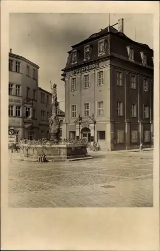 Foto Ak Zittau in Sachsen, Brunnen vor der Sachsenbank