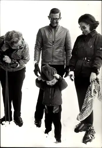 Ak Prinzessin Margriet und ihr Gemahl Pieter mit Sohn Maurits, Vacantieoord Megeve, April 1970