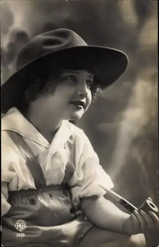 Ak Kleiner Junge mit einer Pfeife