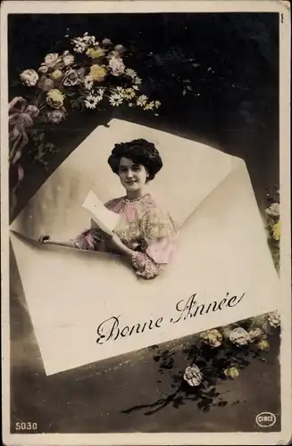 Ak Glückwunsch Neujahr, Frauenportrait, Briefumschlag, Blumen