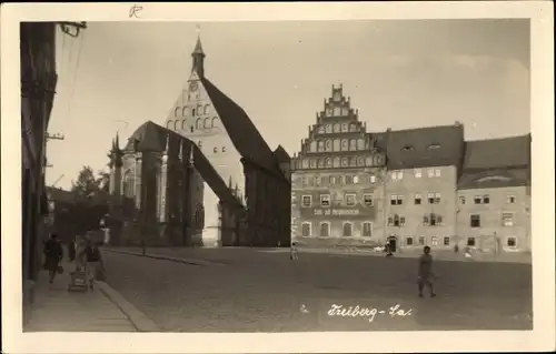 Foto Ak Freiberg in Sachsen, Straßenpartie, Kirche, Giebelhaus