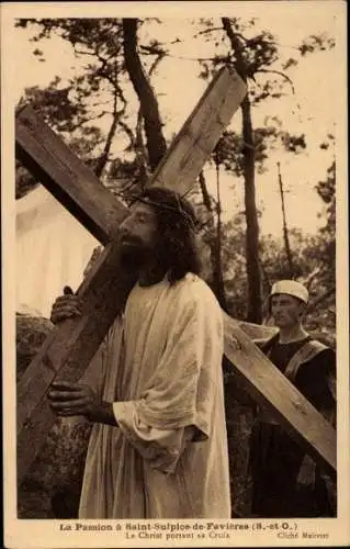 Ak Saint Sulpice de Favieres Essonne, La Passion, Le Christ portant sa Croix
