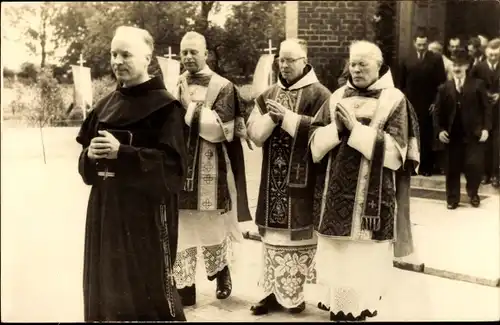 Foto Ak Geistliche beim Verlassen der Kirche, Prozession