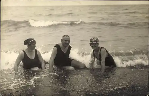 Foto Ak Mann und zwei Frauen in Badeanzügen am Strand, Sommer 1921