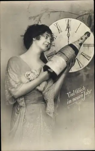 Ak Glückwunsch Neujahr, Frau mit Sektflasche, Uhr
