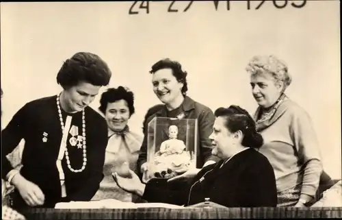 Ak Moskau Russland, Weltkongress der Frauen, 1963, Nina Popowa, Vizepräsidentin der IDFF, Puppe