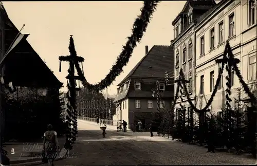 Foto Ak Roßwein in Sachsen, Straßenpartie im Festschmuck