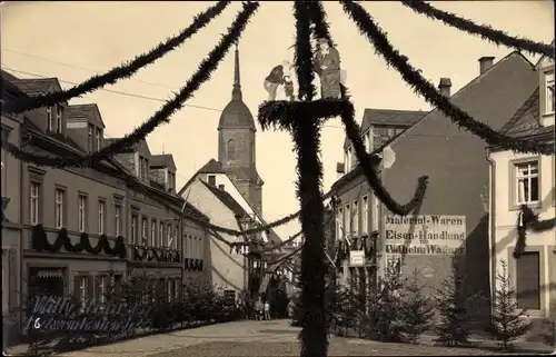 Foto Ak Roßwein in Sachsen, Materialwarenhandlung Wilhelm Wagner, Straßenpartie im Festschmuck