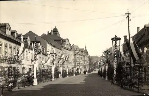 Ak Roßwein in Sachsen, Straßenpartie im Festschmuck