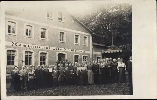 Foto Ak Grüna in Sachsen, Personen vor Restaurant Bad Grüna