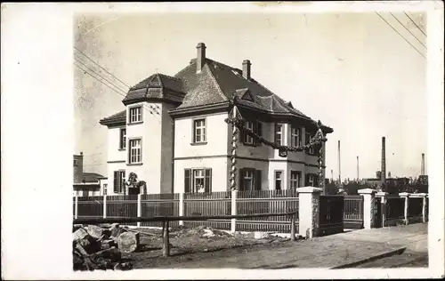 Foto Ak Riesa an der Elbe Sachsen, Straßenpartie mit Wohnhaus