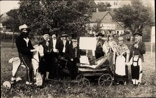 Foto Ak Ebersbach Neugersdorf in der Lausitz, Personen in Trachten, Kinderwagen, Holzpferd