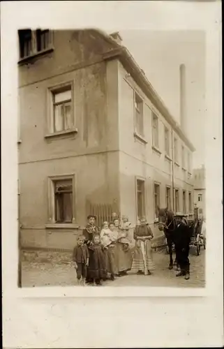 Foto Ak Roßwein in Sachsen, Anwohner vor einem Wohnhaus