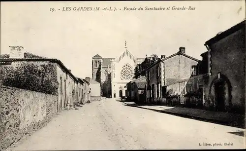 Ak Les Gardes Maine et Loire, Facade du Sanctuaire et Grande Rue