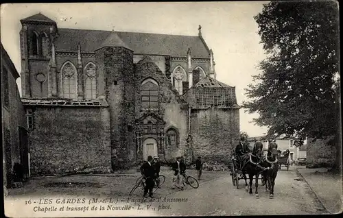 Ak Les Gardes Maine et Loire, Facade de l'Ancienne Chapelle et transept de la Nouvelle, Kutsche