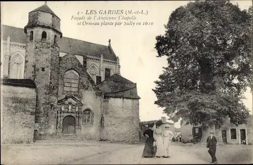 Ak Les Gardes Maine et Loire, Facade de l'Ancienne Chapelle et Ormeau plante par Sully en 1610