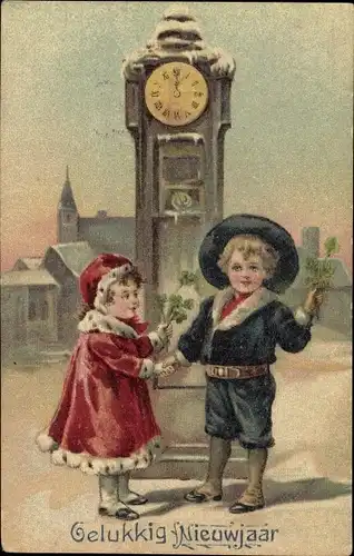 Ak Glückwunsch Neujahr, Junge und Mädchen mit Klee, Straßenuhr