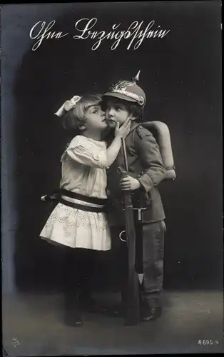Ak Junger Soldat und seine Geliebte, Kuss, Waffe, Kaiserreich