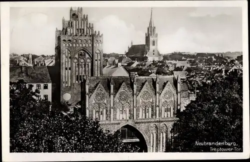 Ak Neubrandenburg in Mecklenburg, Treptower Tor