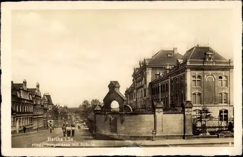 Ak Hartha in Sachsen, Hindenburgstraße mit Schule