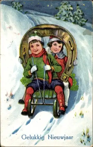 Ak Glückwunsch Neujahr, Junge und Mädchen mit Hufeisen und Klee auf einem Schlitten