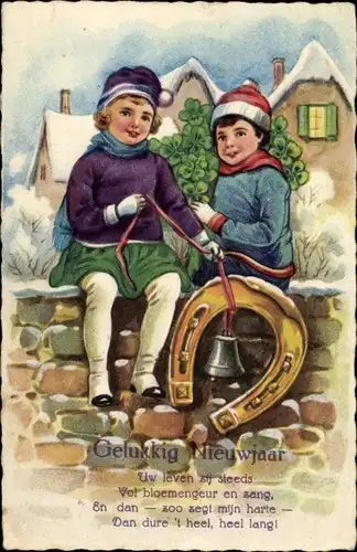 Ak Glückwunsch Neujahr, Junge und Mädchen mit Hufeisen und Klee auf einer Mauer, Glocke