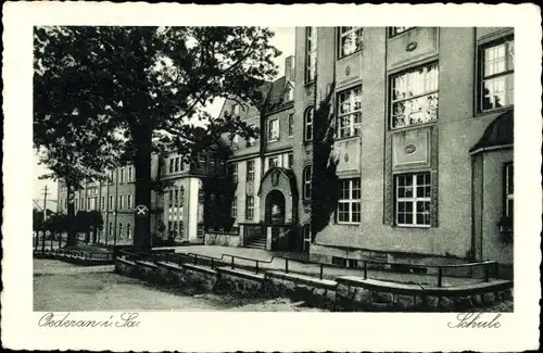 Ak Oederan Sachsen, Blick auf den Eingang der Schule, Fassade