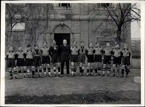 Foto Berlin Treptow, Fußballmannschaft mit Trainer nach einem Spiel 1934