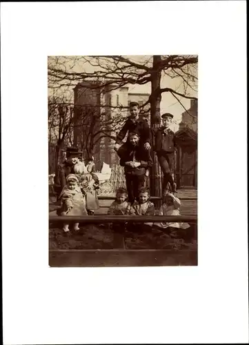 Foto Hamburg, Kinder spielen in einer Sandkiste, Kinderwagen