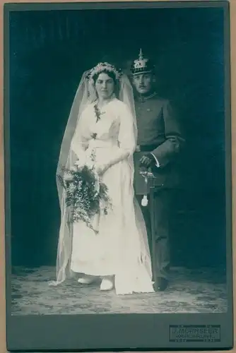 Foto Deutscher Soldat in Uniform mit Braut, Fotograf J. Mürnseer, Karlsruhe