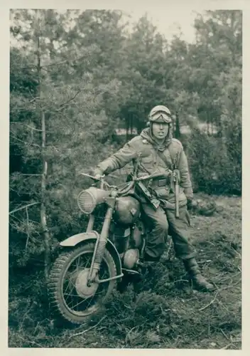 Foto Mann mit einem Motorrad