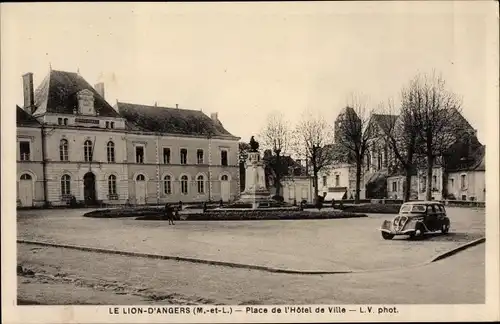 Ak Le Lion d'Angers Maine et Loire, Place de l'Hôtel de Ville, Auto