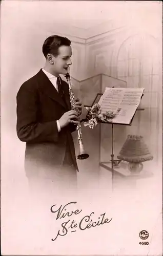 Ak Junger Mann spielt Klarinette, Vive Ste Cecile, Noten, Blumen, Tischlampe