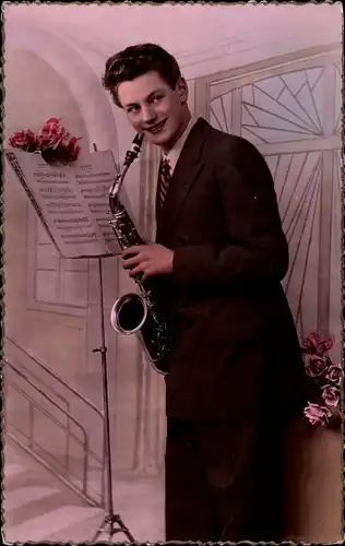Ak Junger Mann spielt Saxophon, Noten, Blumen