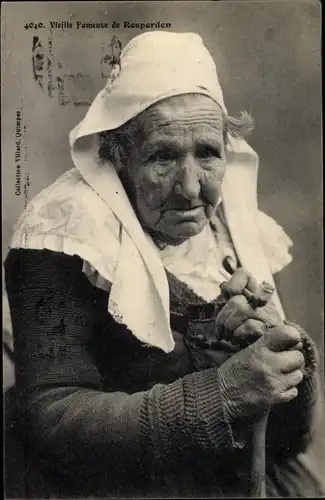 Ak Vieille Fumeuse de Rosporden, rauchende Frau in bretonischer Tracht