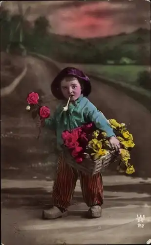 Ak Junge mit Blumenkorb raucht Pfeife