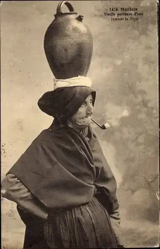 Ak Morlaix Finistère, Vieille porteuse d'eau, rauchende Frau in bretonischer Tracht