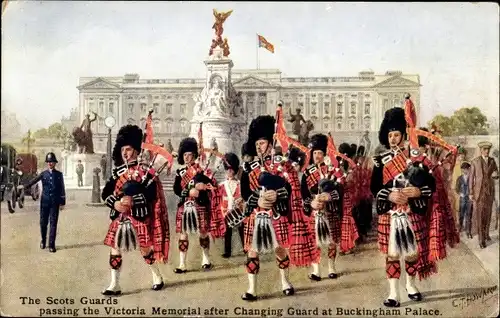 Künstler Ak Howard, C. T., London, Scots Guard passing Victoria Memorial, Buckingham Palace