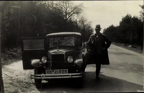 Foto Ak Mann neben einem Automobil, KFZ Kennz. HH 21928