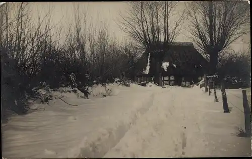 Foto Ak Grüna Chemnitz Sachsen, Fachwerkhaus mit Reetdach im Winter